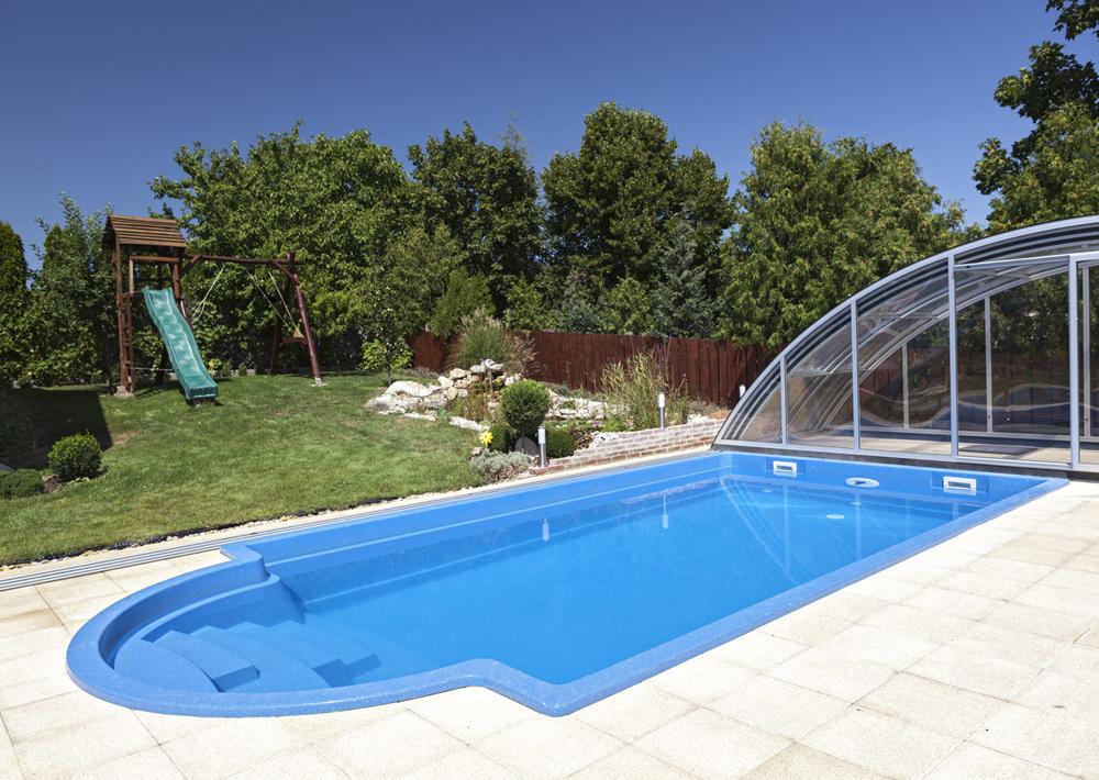 Aquarius 750 Piscine : 7,50 m x 3,80 m x 1,50 m, coque céramique ou polyester